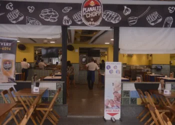 Fhoresp alerta que tarifa dos EUA pode aumentar preços em bares e restaurantes no Brasil, afetando café, carnes, pescados e suco de laranja.