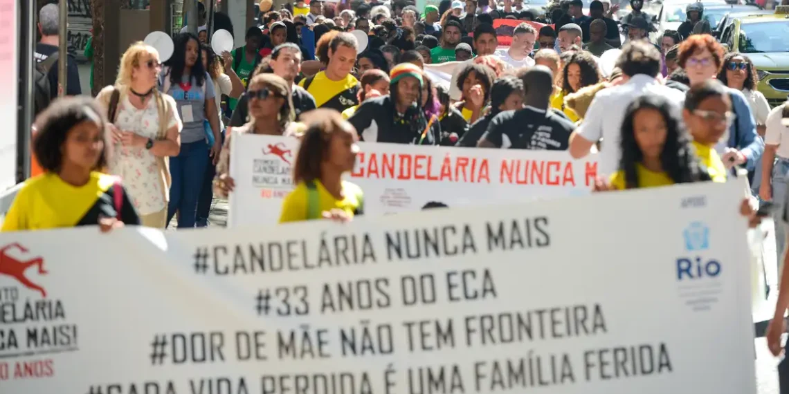 Livro "Cidade Partida 30 anos depois" revisita desigualdade social no Rio com novos artigos e entrevistas. Segurança pública, racismo e falta de políticas estruturais dominam os debates.