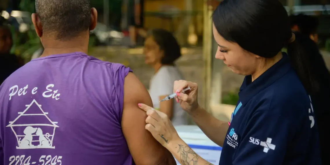 Estudo realizado em todo o Brasil aponta que o VSR tem impacto grave em idosos com comorbidades. Campanha da SBI alerta para riscos e importância da vacinação após os 60 anos.