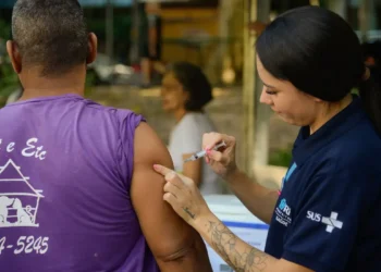 Estudo realizado em todo o Brasil aponta que o VSR tem impacto grave em idosos com comorbidades. Campanha da SBI alerta para riscos e importância da vacinação após os 60 anos.