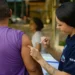 Estudo realizado em todo o Brasil aponta que o VSR tem impacto grave em idosos com comorbidades. Campanha da SBI alerta para riscos e importância da vacinação após os 60 anos.