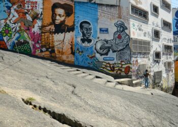 Lançado pelo Ministério do Turismo, o Guia do Afroturismo no Brasil mapeia experiências culturais e roteiros afrocentrados, promovendo o turismo ligado à história e à ancestralidade negra em todo o país.