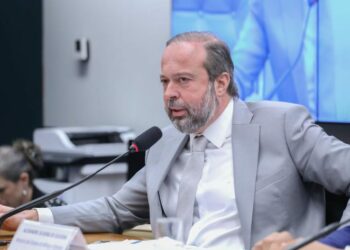 Ministro de Minas e Energia, Alexandre Silveira, apresenta na Câmara a MP que propõe modernização do setor elétrico, abertura do mercado livre para consumidores residenciais e nova Tarifa Social beneficiando 60 milhões de pessoas.
