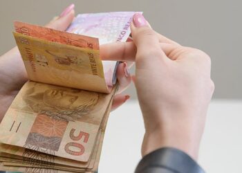 Estudo do Ipea propõe reforma no Imposto de Renda com taxação de dividendos e revisão de regimes como Simples e lucro presumido. Objetivo é aumentar justiça fiscal e competitividade econômica.