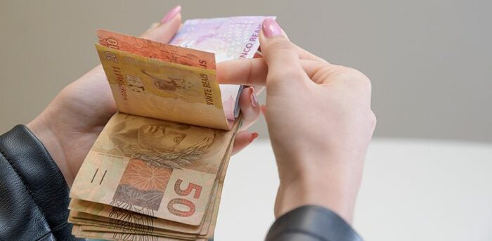 Estudo do Ipea propõe reforma no Imposto de Renda com taxação de dividendos e revisão de regimes como Simples e lucro presumido. Objetivo é aumentar justiça fiscal e competitividade econômica.