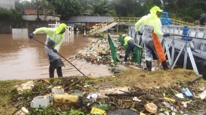 Flagrante de descarte irregular de entulho em área de preservação ambiental em Vila Velha gerou ação da Guarda Municipal; prefeitura reforça orientação e alerta multa de até R\$ 4 mil. Saiba como agir corretamente.