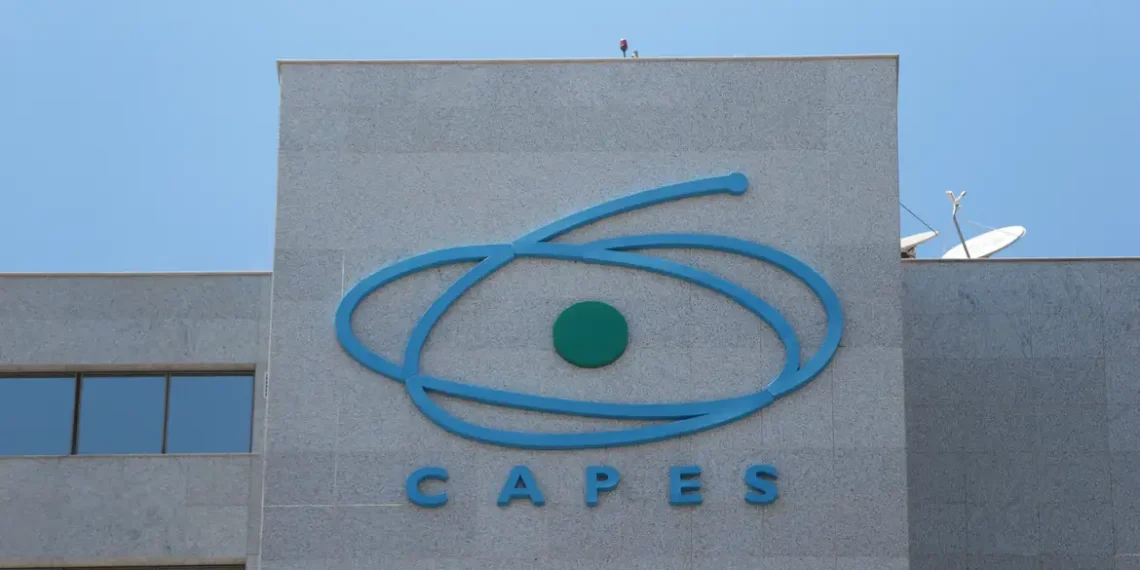 Quase 100 doutorandos brasileiros desistiram de bolsas nos EUA, aponta Capes. Insegurança acadêmica e cortes em projetos de pesquisa estão entre os principais motivos. Fundação prevê queda no número de bolsas em 2025.