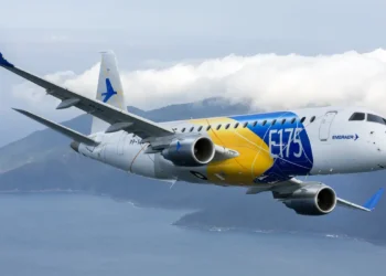 Embraer é excluída da tarifa de 50% imposta pelos EUA a produtos brasileiros. Empresa celebra medida e ações sobem quase 11%. Tarifaço de Trump alegou perseguição política no Brasil.
