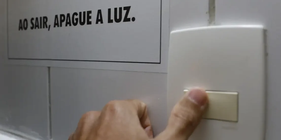 Nova Tarifa Social de Energia Elétrica garante gratuidade total na conta de luz para famílias do CadÚnico com consumo de até 80 kWh. Medida já está em vigor e beneficia milhões de brasileiros.