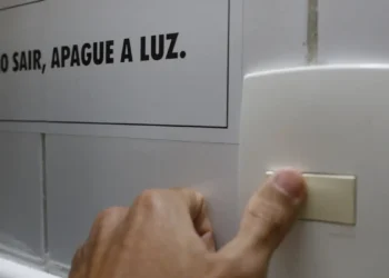 Nova Tarifa Social de Energia Elétrica garante gratuidade total na conta de luz para famílias do CadÚnico com consumo de até 80 kWh. Medida já está em vigor e beneficia milhões de brasileiros.