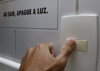 Prévia da inflação sobe para 0,33% em julho, puxada pela conta de luz com bandeira vermelha e aumento nas passagens aéreas. Alimentos recuam, mas seguem em alta no acumulado anual.