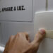 Prévia da inflação sobe para 0,33% em julho, puxada pela conta de luz com bandeira vermelha e aumento nas passagens aéreas. Alimentos recuam, mas seguem em alta no acumulado anual.