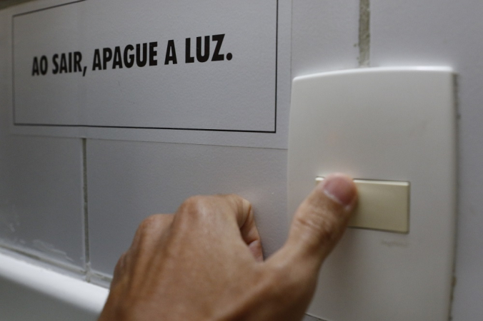 Prévia da inflação sobe para 0,33% em julho, puxada pela conta de luz com bandeira vermelha e aumento nas passagens aéreas. Alimentos recuam, mas seguem em alta no acumulado anual.