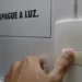 Nova Tarifa Social de Energia Elétrica garante gratuidade total na conta de luz para famílias do CadÚnico com consumo de até 80 kWh. Medida já está em vigor e beneficia milhões de brasileiros.