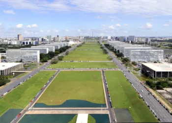 Governo libera R$ 20,6 bi do Orçamento de 2025; Saúde, Cidades e Defesa recebem mais. Bloqueio de R$ 10,7 bi permanece para cumprir teto de gastos.
