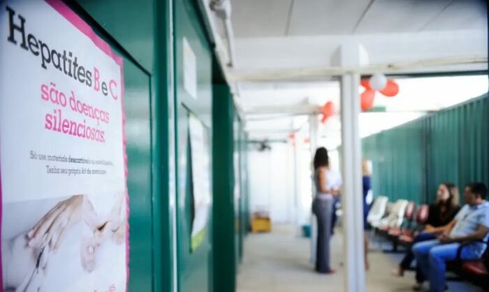 Durante o Julho Amarelo, o SUS reforça ações de prevenção, diagnóstico e tratamento das hepatites virais. Iniciativas em diferentes estados mostram bons resultados no combate à doença.