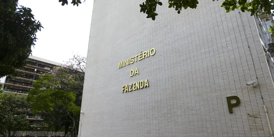 Ministério da Fazenda eleva previsão de crescimento do PIB para 2,5% em 2025 e reduz estimativa de inflação para 4,9%. Setor agropecuário lidera avanço. Impactos das tarifas de Trump ainda não estão no cálculo.