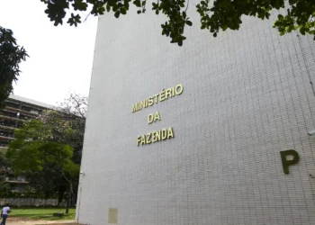 Ministério da Fazenda eleva previsão de crescimento do PIB para 2,5% em 2025 e reduz estimativa de inflação para 4,9%. Setor agropecuário lidera avanço. Impactos das tarifas de Trump ainda não estão no cálculo.