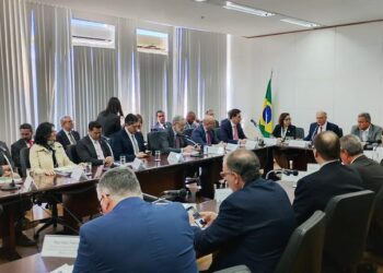 Geraldo Alckmin lidera reunião com empresários e ministros nesta terça (15) para discutir contramedidas econômicas após sanções externas. Participam nomes da FIESP, CNI, ABIMAQ e EMBRAER.