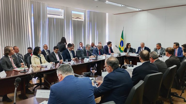 Geraldo Alckmin lidera reunião com empresários e ministros nesta terça (15) para discutir contramedidas econômicas após sanções externas. Participam nomes da FIESP, CNI, ABIMAQ e EMBRAER.
