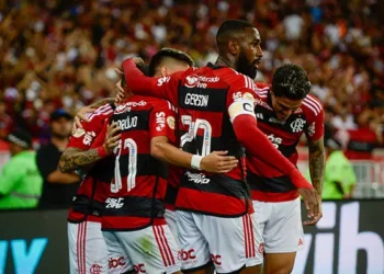 Flamengo e São Paulo se enfrentam neste sábado (12), no Maracanã, pela 13ª rodada do Brasileirão. Rubro-Negro lidera a competição, enquanto o Tricolor estreia técnico novo. Saiba onde assistir e as prováveis escalações.