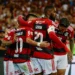 Flamengo e São Paulo se enfrentam neste sábado (12), no Maracanã, pela 13ª rodada do Brasileirão. Rubro-Negro lidera a competição, enquanto o Tricolor estreia técnico novo. Saiba onde assistir e as prováveis escalações.