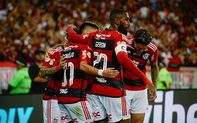 Flamengo e São Paulo se enfrentam neste sábado (12), no Maracanã, pela 13ª rodada do Brasileirão. Rubro-Negro lidera a competição, enquanto o Tricolor estreia técnico novo. Saiba onde assistir e as prováveis escalações.