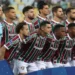 Fluminense encara Chelsea nesta terça (8), às 16h, no MetLife Stadium, em busca de vaga inédita na final do Mundial de Clubes da Fifa. Tricolor terá desfalques por suspensão e possíveis mudanças por lesão.