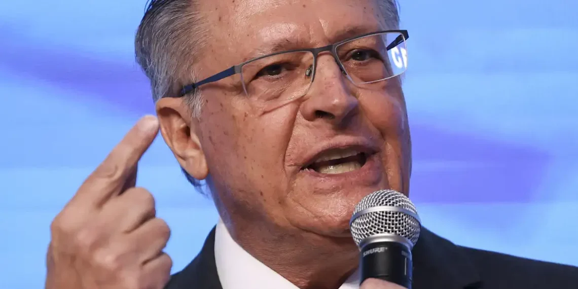 Brasil negocia com os EUA para evitar tarifa de 50% sobre produtos nacionais. Alckmin fala em plano de contingência e destaca programa de incentivo à exportação.