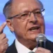 Brasil negocia com os EUA para evitar tarifa de 50% sobre produtos nacionais. Alckmin fala em plano de contingência e destaca programa de incentivo à exportação.