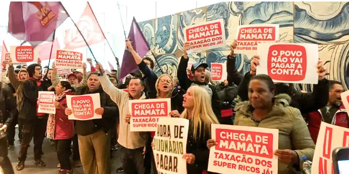 Movimentos sociais ocuparam a sede do Itaú BBA em SP pedindo taxação dos super-ricos e reforma tributária. Nova manifestação está marcada para 10 de julho na Av. Paulista.