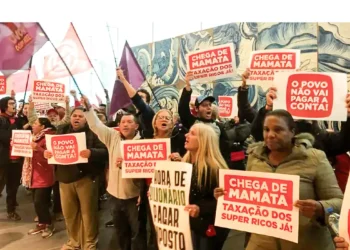Movimentos sociais ocuparam a sede do Itaú BBA em SP pedindo taxação dos super-ricos e reforma tributária. Nova manifestação está marcada para 10 de julho na Av. Paulista.