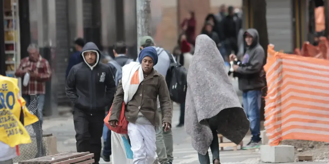 Uma massa de ar frio vai atingir o estado de São Paulo entre os dias 7 e 11 de julho. Temperaturas mínimas podem chegar a 6°C em algumas regiões. Defesa Civil orienta cuidados com grupos vulneráveis.