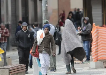 Uma massa de ar frio vai atingir o estado de São Paulo entre os dias 7 e 11 de julho. Temperaturas mínimas podem chegar a 6°C em algumas regiões. Defesa Civil orienta cuidados com grupos vulneráveis.