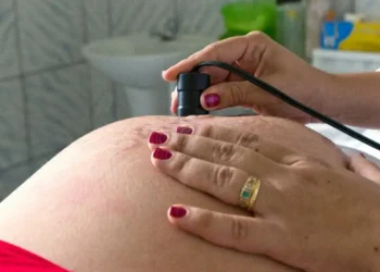 Pesquisa da Fiocruz aponta que anomalias congênitas em bebês no Brasil estão ligadas à ausência de pré-natal, idade materna, baixa escolaridade e desigualdade social. Estudo defende políticas públicas preventivas.