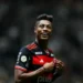 Manipulação no futebol: entenda a acusação contra Bruno Henrique por supostamente alterar resultado para benefício em sites de apostas.