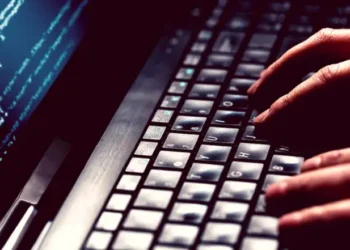 Após sofrer ataque hacker, C&M Software retoma parcialmente operações do Pix com autorização do BC. Empresa reforça protocolos de segurança e nega responsabilidade pelo incidente.