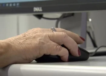 Uso da internet entre idosos no Brasil cresce 278% entre 2016 e 2024, revela IBGE. Quase 70% dos brasileiros com 60 anos ou mais estão conectados.