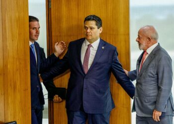Governo tenta ampliar arrecadação com nova MP que tributa investimentos e apostas online. STF e Congresso analisam aumento do IOF. Votação decisiva deve ocorrer até outubro.