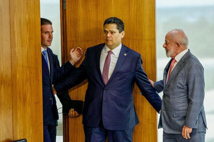 Governo tenta ampliar arrecadação com nova MP que tributa investimentos e apostas online. STF e Congresso analisam aumento do IOF. Votação decisiva deve ocorrer até outubro.