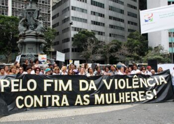 Senado analisa projetos de lei que fortalecem a proteção das mulheres no Brasil, com medidas contra violência doméstica, feminicídio e controle de armas por agressores.
