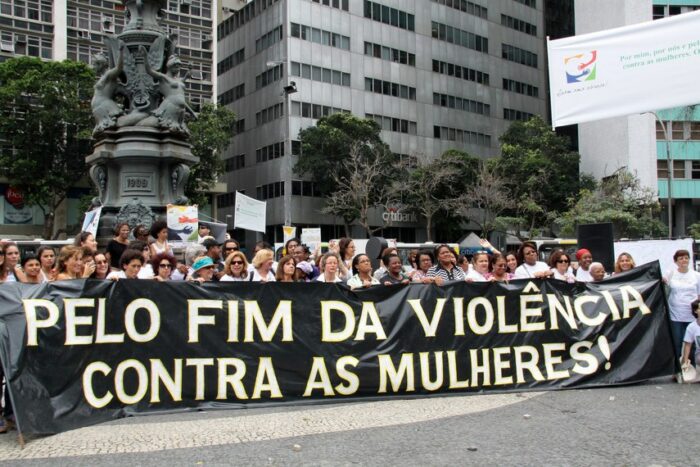 Senado analisa projetos de lei que fortalecem a proteção das mulheres no Brasil, com medidas contra violência doméstica, feminicídio e controle de armas por agressores.
