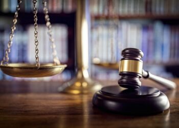PL 2736/2025, em tramitação no Senado, propõe impedir parentes de juízes e promotores de advogar nos mesmos tribunais. Medida busca reforçar a confiança no Judiciário e evitar conflitos de interesse.