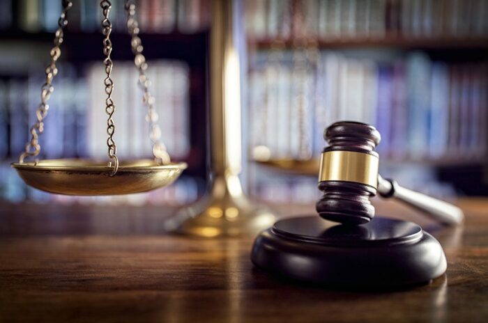 PL 2736/2025, em tramitação no Senado, propõe impedir parentes de juízes e promotores de advogar nos mesmos tribunais. Medida busca reforçar a confiança no Judiciário e evitar conflitos de interesse.