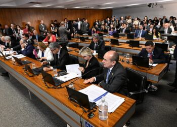 CCJ do Senado pode votar em agosto o novo Código Eleitoral (PLP 112/2021), que unifica sete leis e trata de temas polêmicos como fake news, voto impresso e quarentena para servidores públicos. Texto precisa ser aprovado até outubro para valer em 2026.