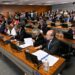 CCJ do Senado pode votar em agosto o novo Código Eleitoral (PLP 112/2021), que unifica sete leis e trata de temas polêmicos como fake news, voto impresso e quarentena para servidores públicos. Texto precisa ser aprovado até outubro para valer em 2026.