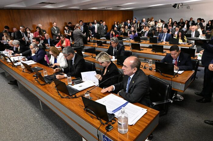 CCJ do Senado pode votar em agosto o novo Código Eleitoral (PLP 112/2021), que unifica sete leis e trata de temas polêmicos como fake news, voto impresso e quarentena para servidores públicos. Texto precisa ser aprovado até outubro para valer em 2026.