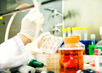 Projeto de lei no Senado propõe isentar do Imposto de Importação medicamentos e insumos usados em pesquisas sobre o câncer. Iniciativa quer impulsionar avanços na oncologia e reduzir custos científicos no Brasil.
