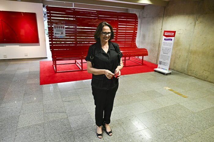 Senado lança o Agosto Lilás com ações de combate à violência contra a mulher. Destaques incluem audiências, exposições e o símbolo do banco vermelho.