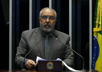 Paulo Paim defende taxar lucros e dividendos, extinguir benefícios fiscais de grandes grupos e criar faixa de isenção de IR até R$ 5 mil para reduzir a desigualdade no Brasil.Paulo Paim defende taxar lucros e dividendos, extinguir benefícios fiscais de grandes grupos e criar faixa de isenção de IR até R$ 5 mil para reduzir a desigualdade no Brasil.